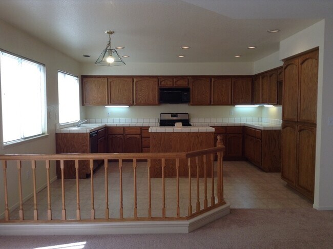 Building Photo - Beautiful 5 bedroom 3 bath home located in Antelope!