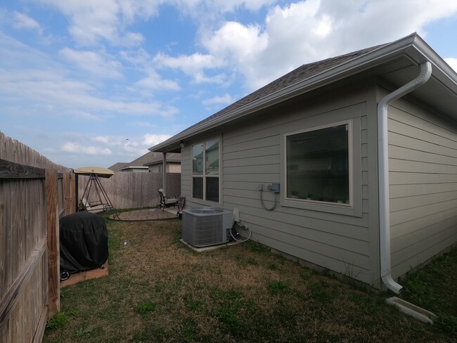 Building Photo - 835 Mineral Wells Ln