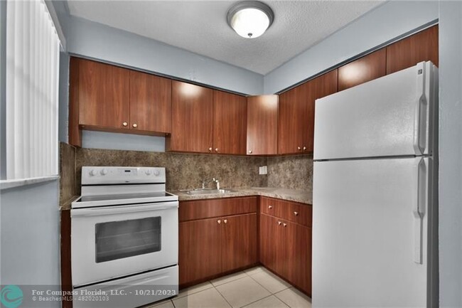 Building Photo - 708 SW 16th Ave