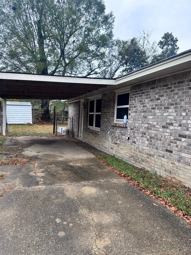 Building Photo - 761 Spring Valley Rd