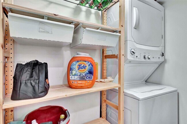 Building Photo - 1627 Brickell Ave