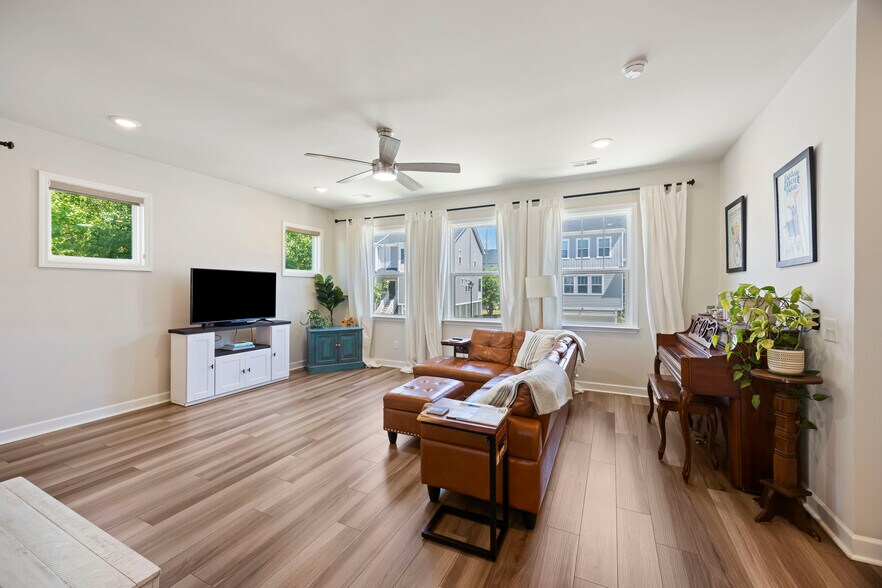 Building Photo - 210 Winding River Dr