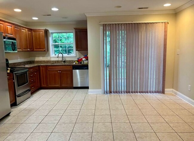 Building Photo - 3 bedroom + loft & 2.5 baths in gated community