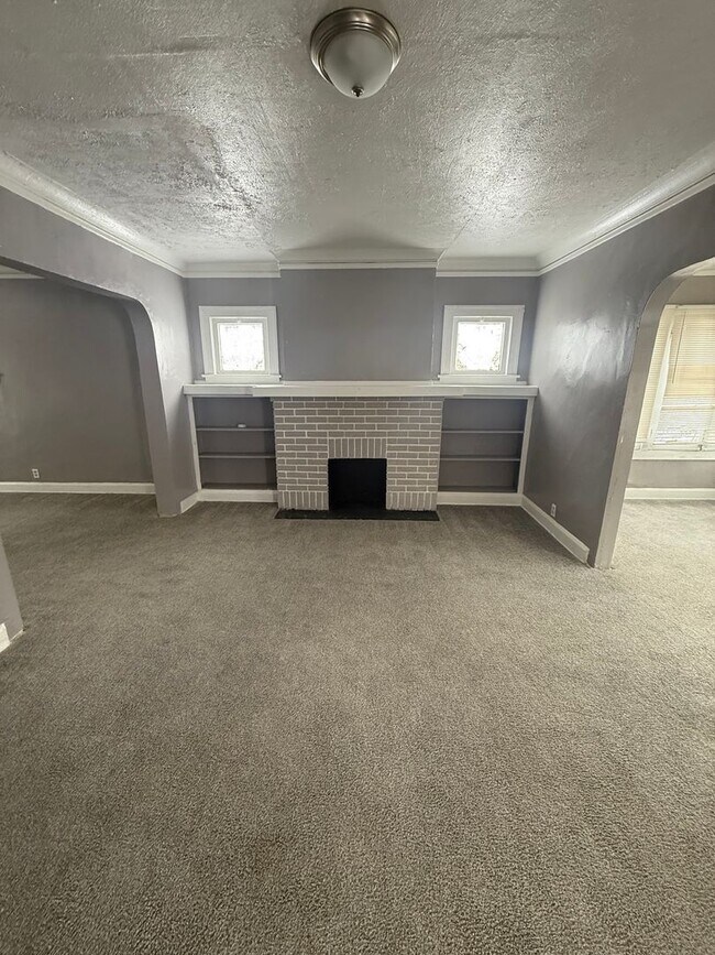 Building Photo - 3bd Single Vouchers Only