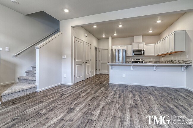 Building Photo - 3 Bed 2.5 Bath Townhome on a Corner Lot in...