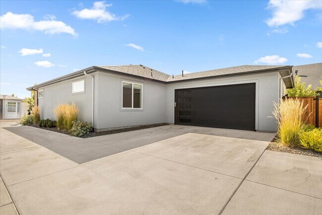 Building Photo - Amazing Neighborhood 2 Bed 2 Bath Plus Office
