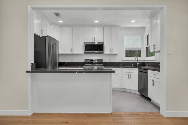 Building Photo - 2828 Avenel St