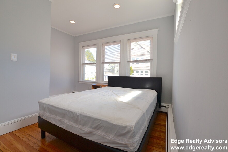 Building Photo - 68 S Crescent Circuit Cres