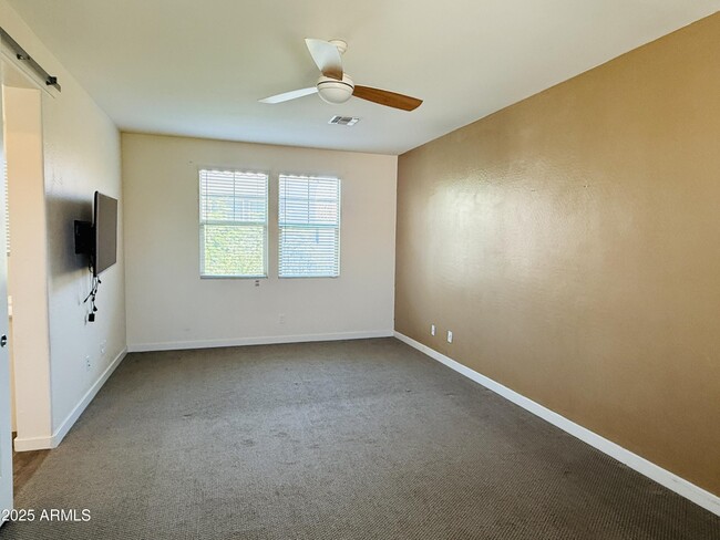 Building Photo - 955 E Danbury Dr