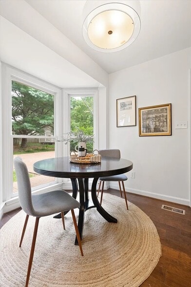 Building Photo - 723 Riverview Dr