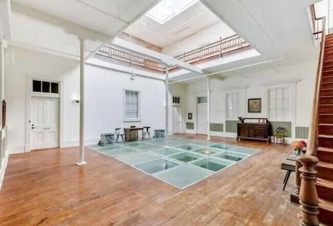 Building Photo - 2010 The Strand