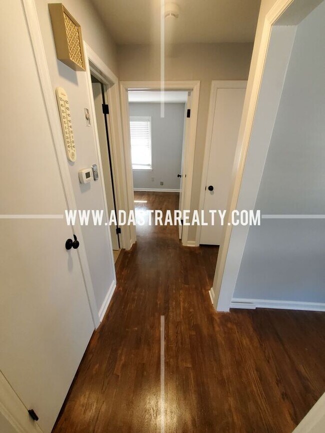 Building Photo - Spacious Overland Park Ranch Home w/Finish...