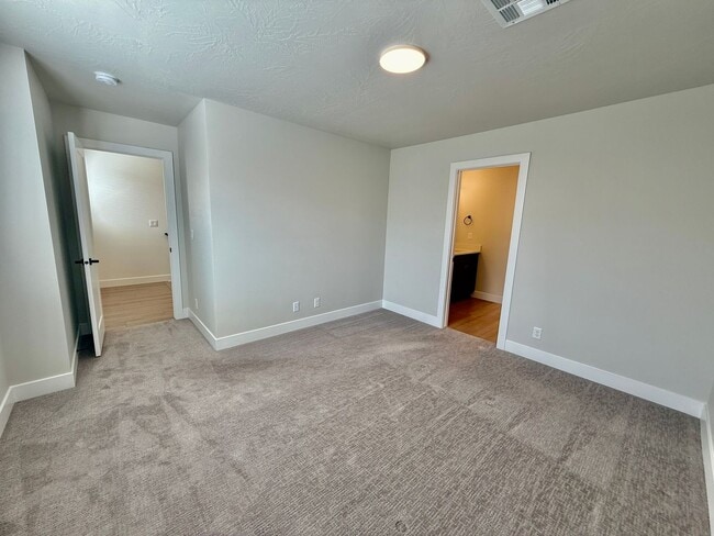 Building Photo - Spacious 3-BR Townhome in Washington