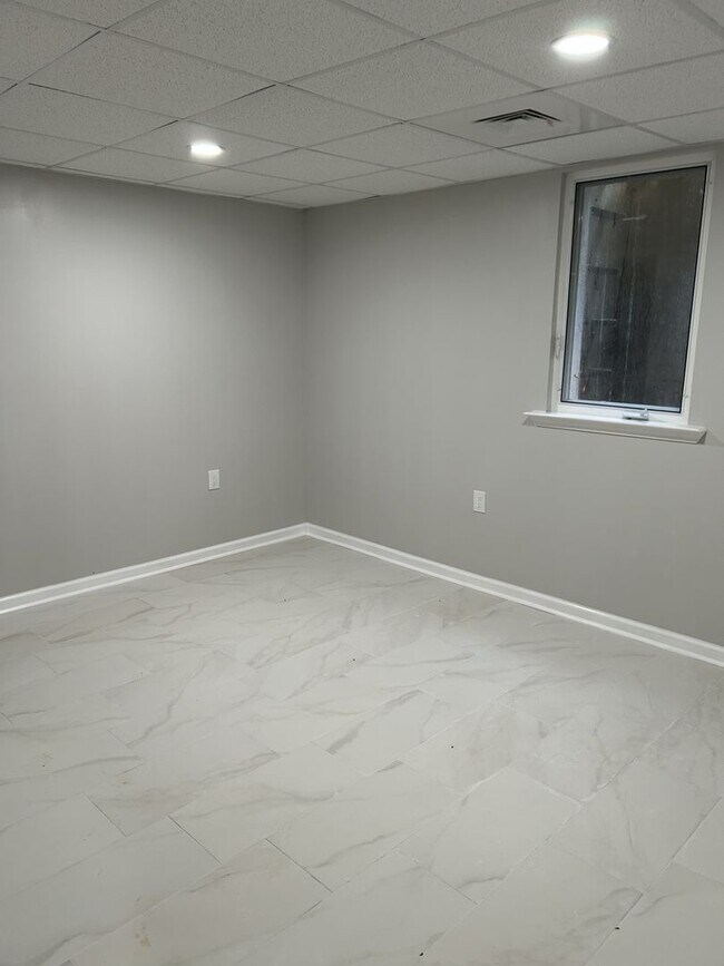 Building Photo - Home with Basement Apartment in Newnan, GA
