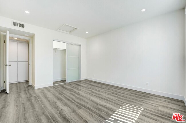 Building Photo - 1547 N Edison Blvd