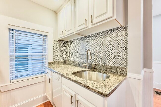 Building Photo - 10 Berkshire Pl