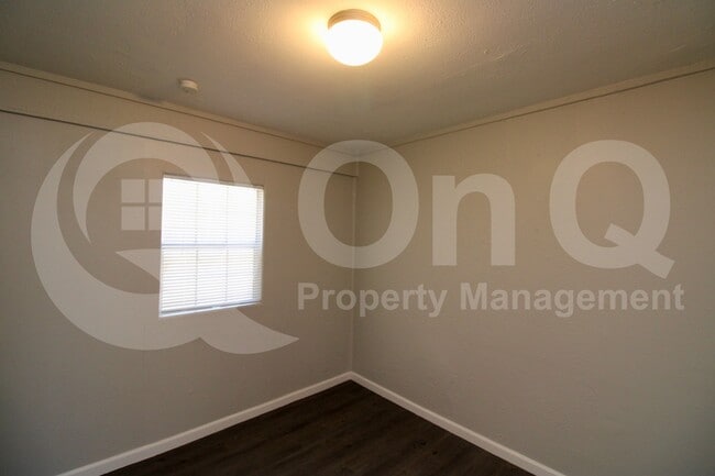Building Photo - 1408 W St Clair St