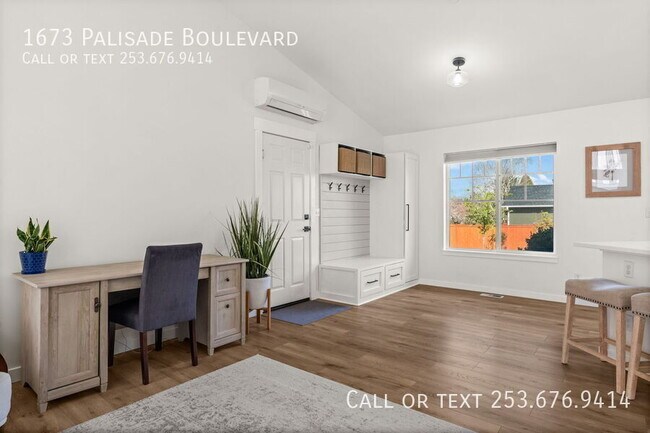 Building Photo - 1673 Palisade Blvd