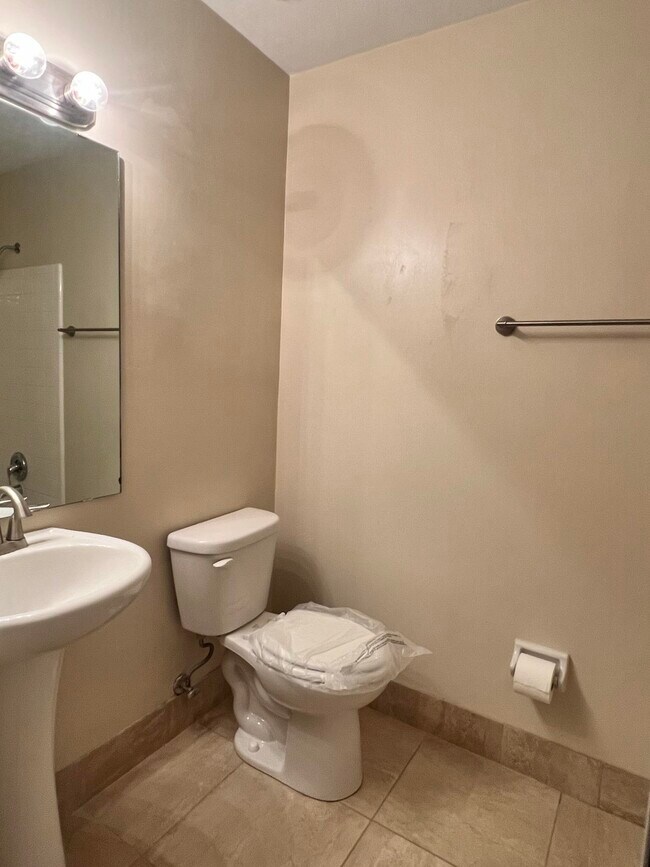 Building Photo - 806 Jamestown Ct