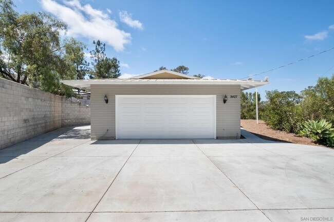 Building Photo - 9427 Vista Dr