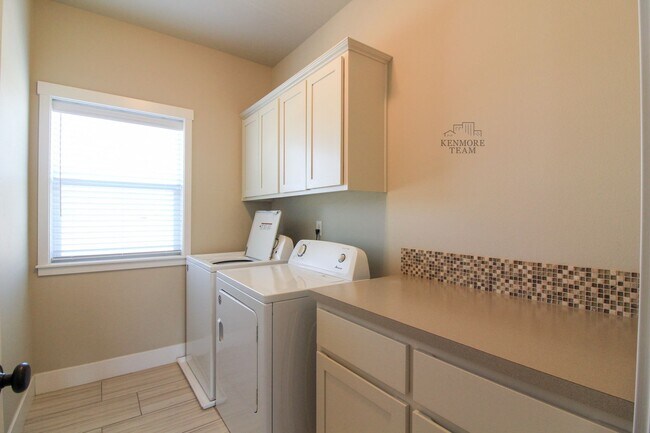 Building Photo - FURNISHED: 4 Bedroom, 2.5 Bath Home in Kennewick