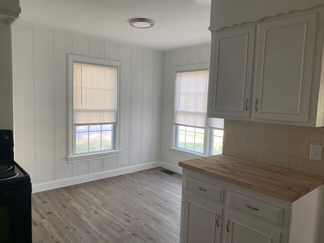 Building Photo - 3/2/2 in Convenient Denison Location