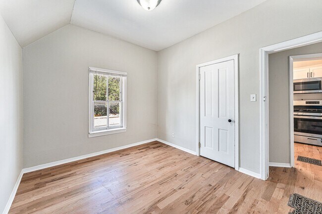 Building Photo - Charming 2 Bed 1.5 Bath in West Wash Park!
