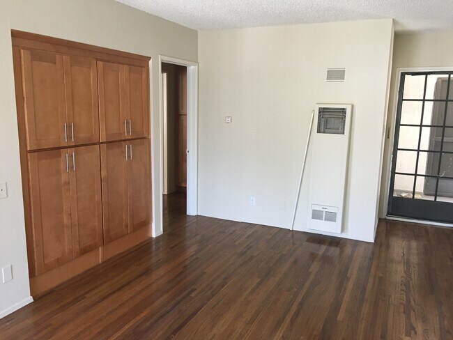 Building Photo - Parr, 10424-10425