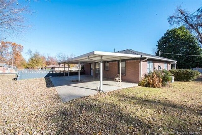 Building Photo - Well maintained 3 bedroom on double corner...