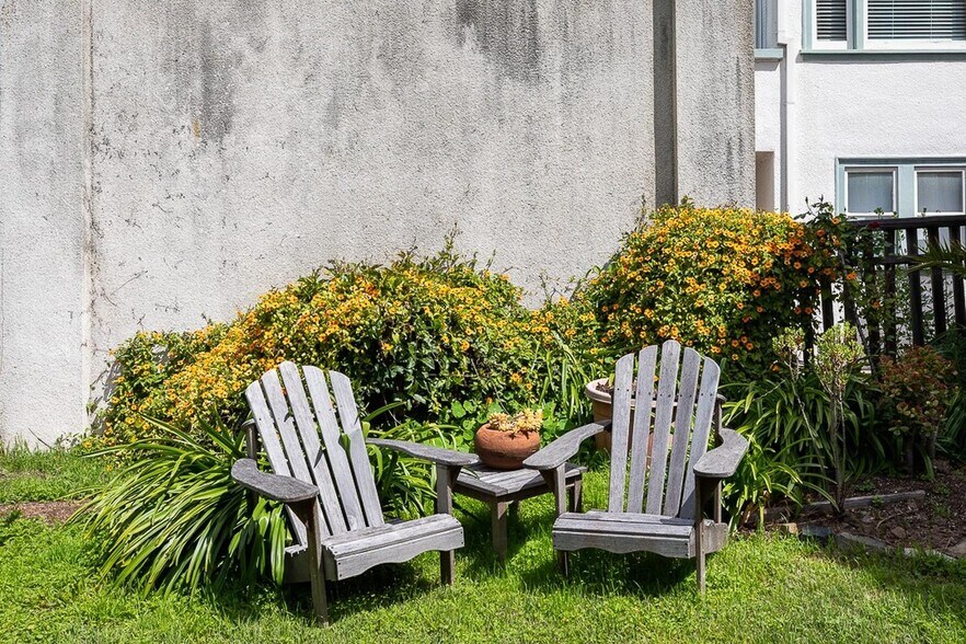 Building Photo - Large North Berkeley gem