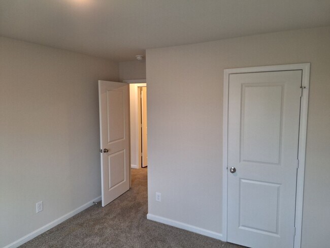 Building Photo - 725 Gatestone Ln