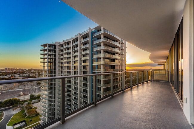 Building Photo - 220 Lake Shore Dr