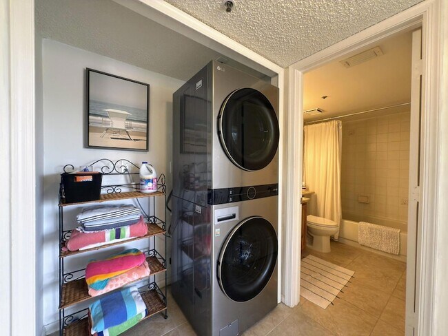 Building Photo - 700 Uno Lago Dr