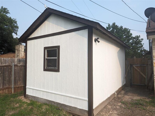 Building Photo - 904 Woodview Dr