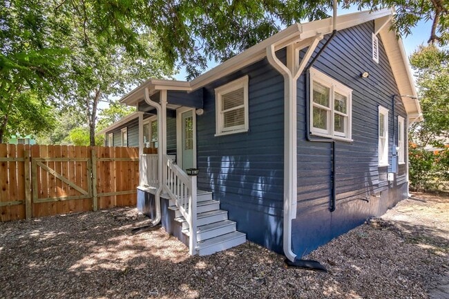 Building Photo - 917 W 4th St