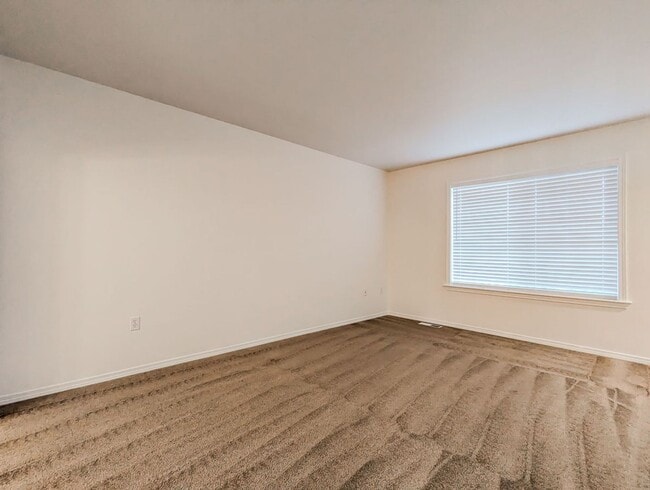 Building Photo - **Move-in Special!!!** Spacious 4 bd, 2.5 ba with 2 car garage and fenced yard!