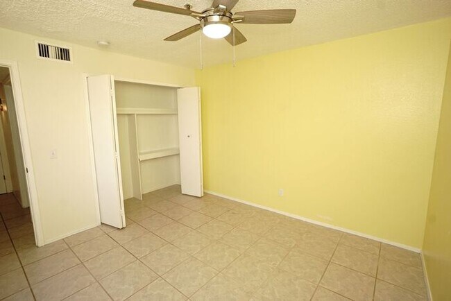 Building Photo - 2601 W Broadway Blvd