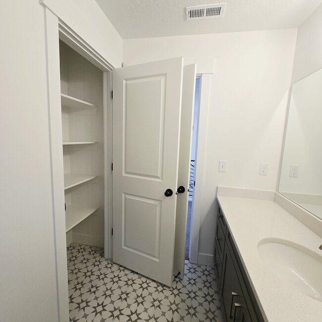 Building Photo - 4022 1100 N