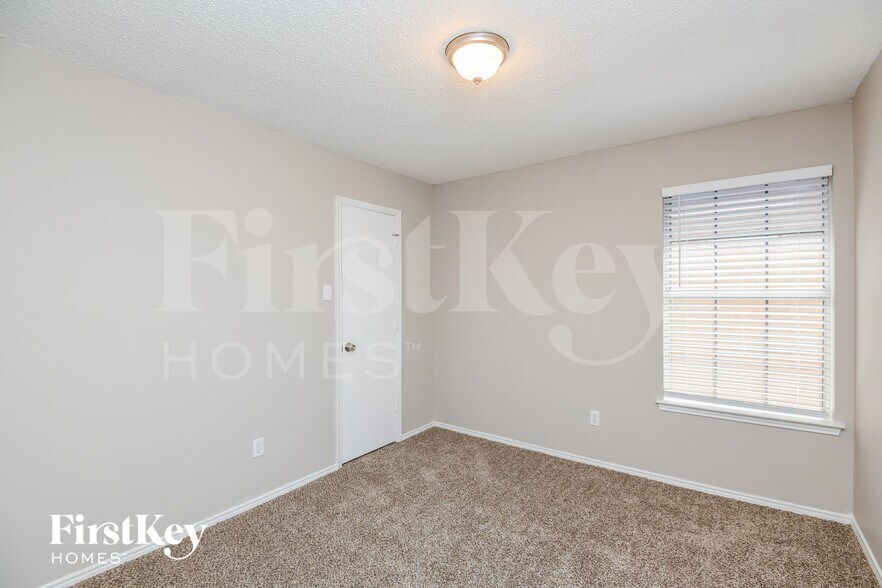 Building Photo - 609 Hollyberry Dr