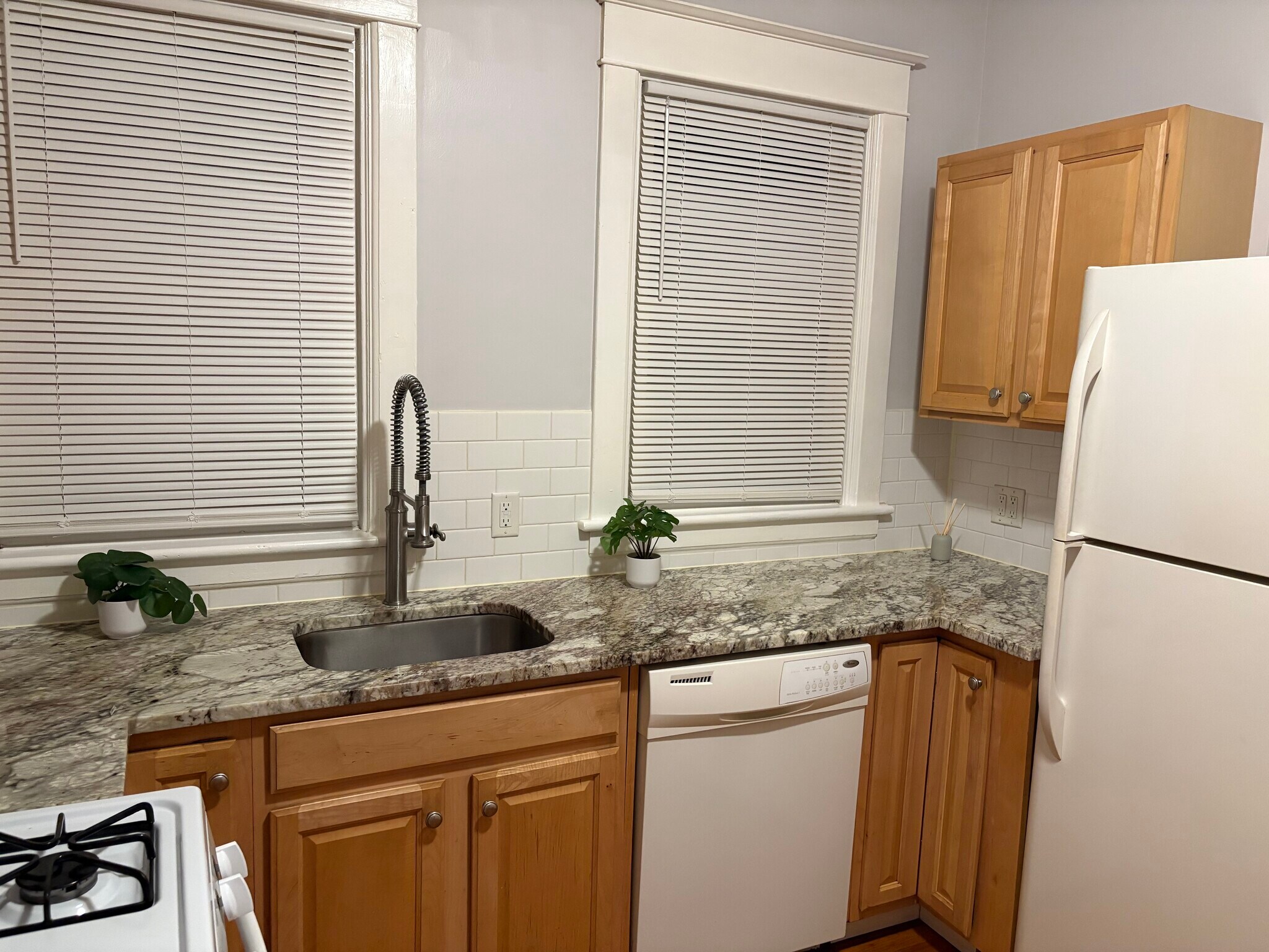 Kitchen - 52 Grove Ave
