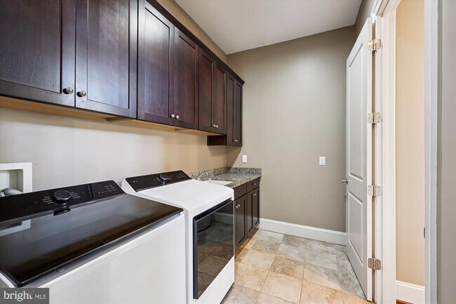 Building Photo - 448 Salk Cir