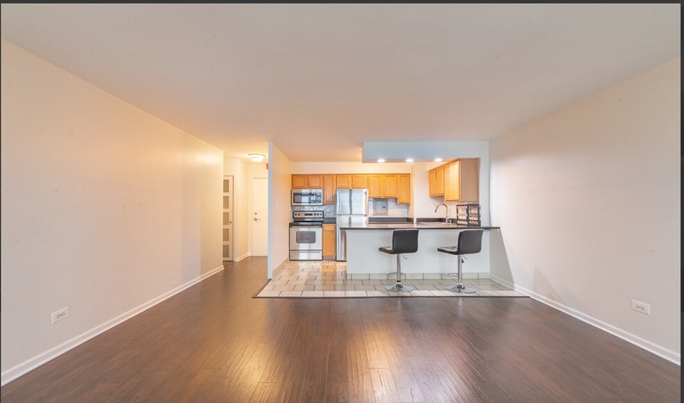 Building Photo - 6030 N Sheridan Rd