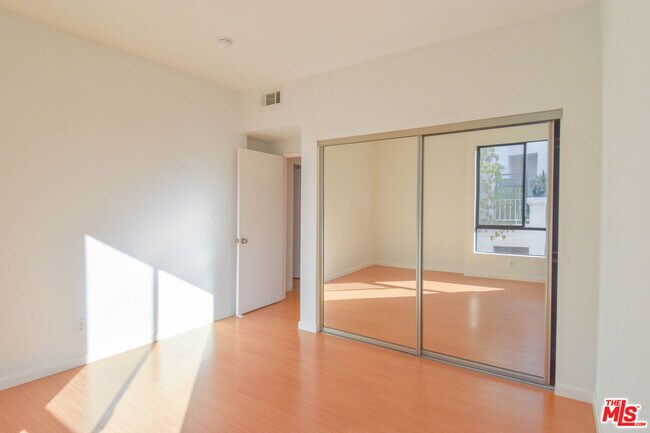 Building Photo - 1727-1727 Glendon Ave