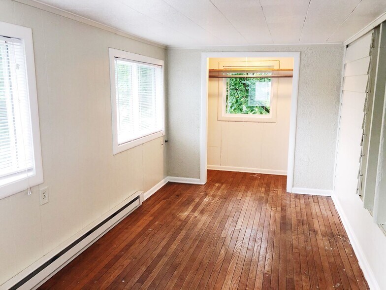 Building Photo - 323 S Eagleson Ave
