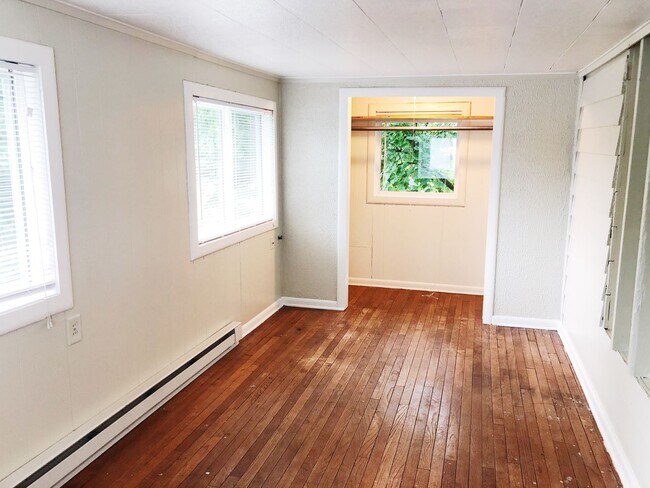 Building Photo - 323 S Eagleson Ave