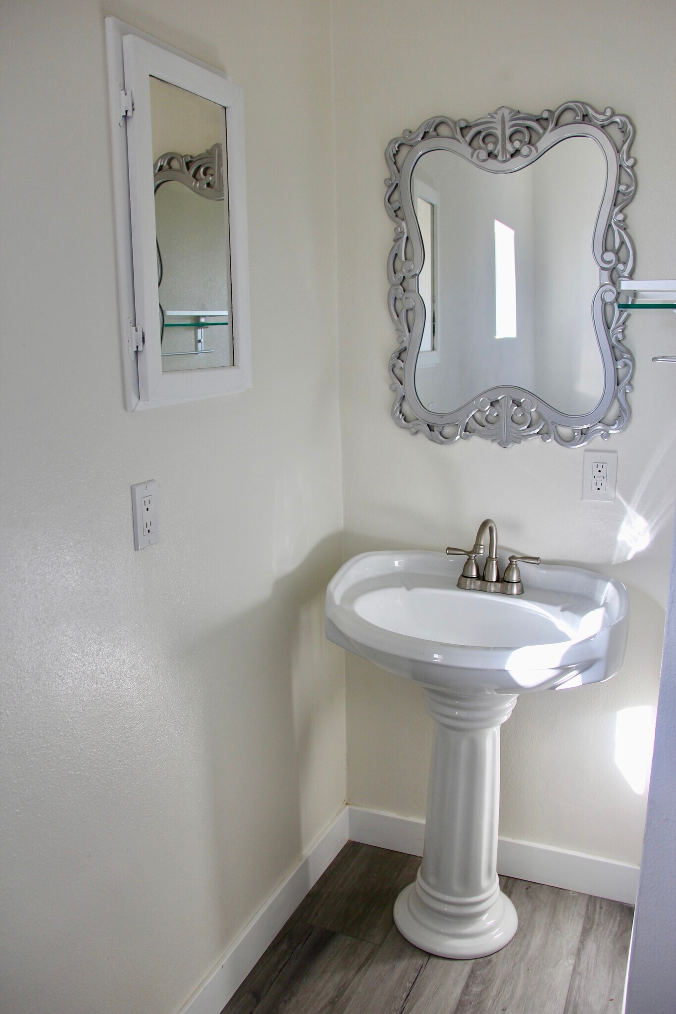 2nd bath - 1239 S Hudson Ave