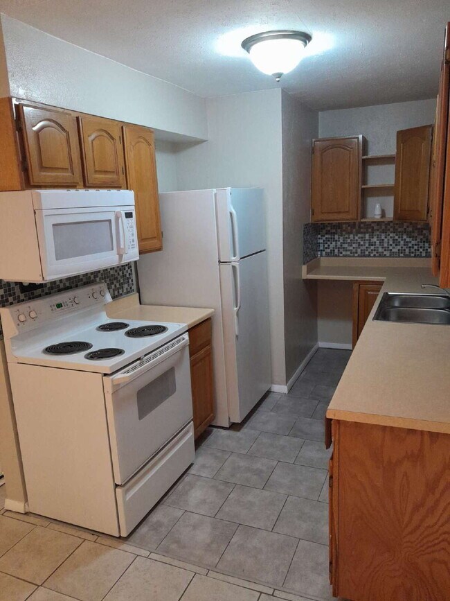 Building Photo - Immediate availability for a 2bd/1ba condo...