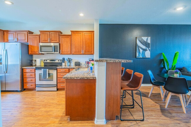 Building Photo - 1275 E University Dr