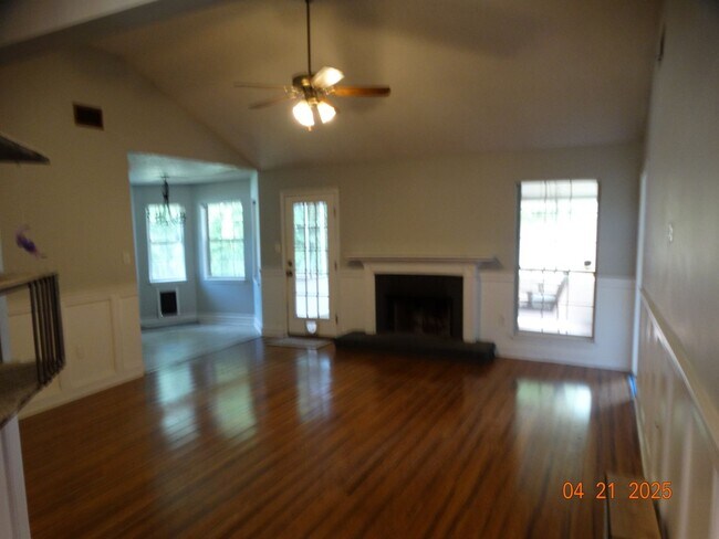 Building Photo - Great location