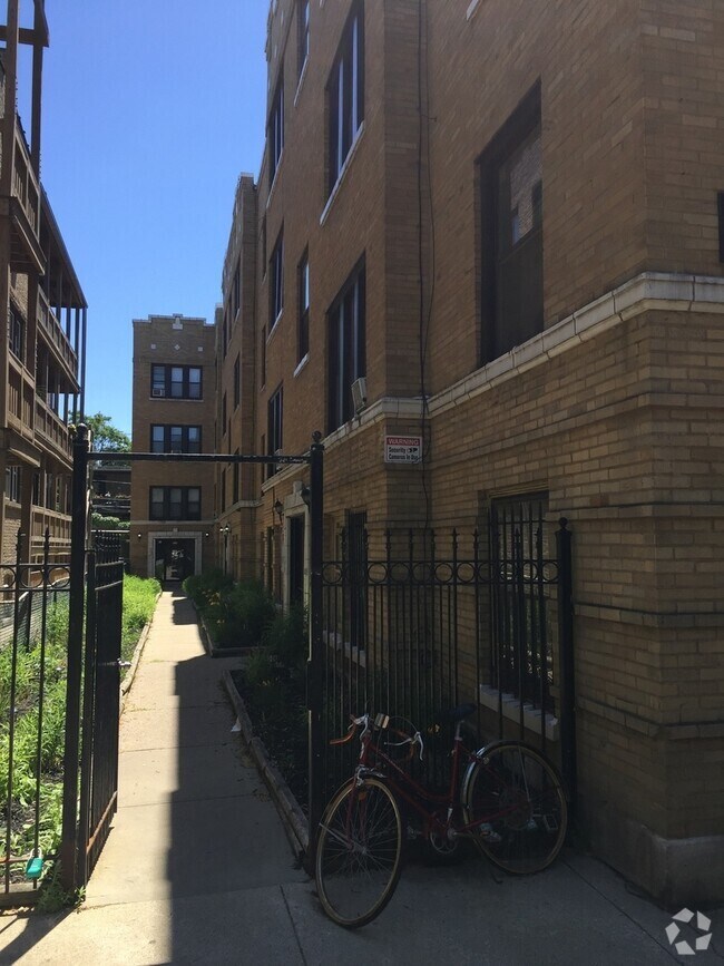 Building Photo - 837-835 W Cornelia Ave